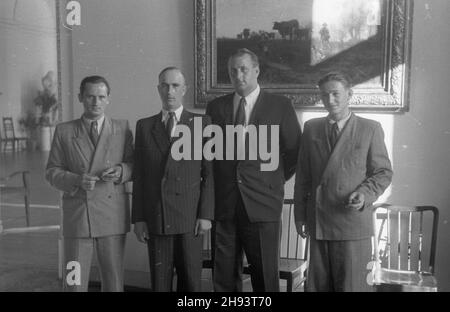 Warszawa, 1947-06-22. Przyjêcie u premiera Józefa Cyrankiewicza wydane dla delegacji Komitetu Ogólnos³owiañskiego w pa³acu Namiestnikowskim (siedziba Rady Ministrów) przy Krakowskim Przedmieœciu. NZ. Delegaci Komitetu. ps/gr PAP Varsavia, 22 giugno 1947. Un ricevimento per una delegazione del Comitato All-Slavonico dato dal primo Ministro Jozef Cyrankiewicz al Palazzo Namiestnikowski (sede del Consiglio dei Ministri) in via Krakowskie Przedmiescie. Nella foto: I delegati del Comitato. ps/gr PAP Foto Stock