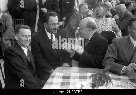 Warszawa, 1947-06-22. Przyjêcie u premiera Józefa Cyrankiewicza wydane dla delegacji Komitetu Ogólnos³owiañskiego w ogrodach pa³acu Namiestnikowskiego (siedziba Rady Ministrów) przy Krakowskim Przedmieœciu. NZ. Delegaci Komitetu. ps/gr PAP Varsavia, 22 giugno 1947. Un ricevimento al PM Jozef Cyrankiewicz dato per la delegazione del Comitato Pan-Slavico nei giardini del Namiestnikowski Place (la sede del Consiglio dei Ministri) onKrakowskie Przedmiescie Street. Nella foto: Delegati della commissione. Foto Stock