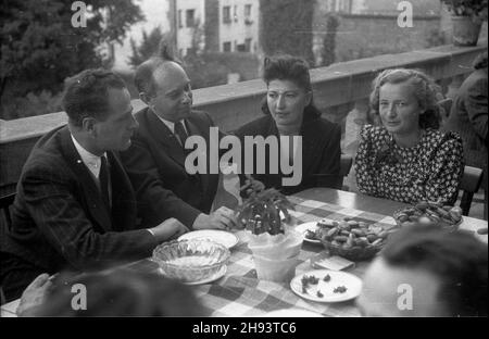 Warszawa, 1947-06-22. Przyjêcie u premiera Józefa Cyrankiewicza wydane dla delegacji Komitetu Ogólnos³owiañskiego w ogrodach pa³acu Namiestnikowskiego (siedziba Rady Ministrów) przy Krakowskim Przedmieœciu. NZ. Delegaci Komitetu. ps/gr PAP Varsavia, 22 giugno 1947. Un ricevimento al PM Jozef Cyrankiewicz dato per la delegazione del Comitato Pan-Slavico nei giardini del Namiestnikowski Place (la sede del Consiglio dei Ministri) onKrakowskie Przedmiescie Street. Nella foto: Delegati della commissione Foto Stock