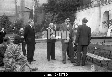 Warszawa, 1947-06-22. Przyjêcie u premiera Józefa Cyrankiewicza wydane dla delegacji Komitetu Ogólnos³owiañskiego w ogrodach pa³acu Namiestnikowskiego (siedziba Rady Ministrów) przy Krakowskim Przedmieœciu. NZ. Delegaci Komitetu. ps/gr PAP Varsavia, 22 giugno 1947. Un ricevimento al PM Jozef Cyrankiewicz dato per la delegazione del Comitato Pan-Slavico nei giardini del Namiestnikowski Place (la sede del Consiglio dei Ministri) onKrakowskie Przedmiescie Street. Nella foto: Delegati del comitato. ps/gr PAP Foto Stock