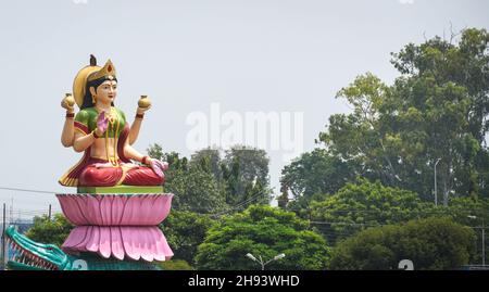 Statua di devi ganga in haridwar vicino alla statua di Lord Shiva Foto Stock