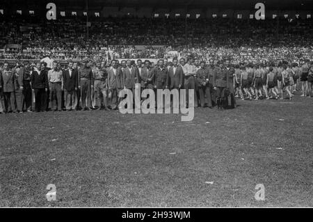 Warszawa, 1947-06-22. Œwiêto Wychowania Fizycznego i Przysposobienia Wojskowego na stadionie Legii przy ul. £azienkowskiej. NZ. Przedstawiciele organisacji m³odzie¿owych. ps/gr PAP Varsavia, 22 giugno 1947. Giornata di allenamento fisico e militare allo stadio Legia in via Lazienkowska. Nella foto: Rappresentanti delle organizzazioni giovanili. ps/gr PAP Foto Stock