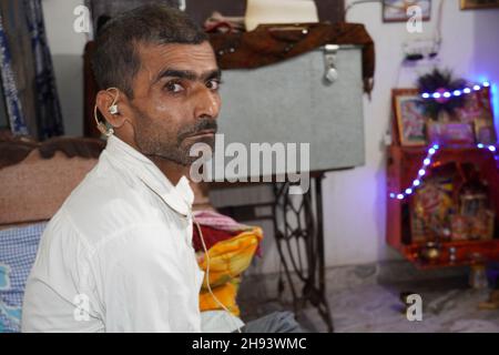 un uomo di por nella sua casa Foto Stock