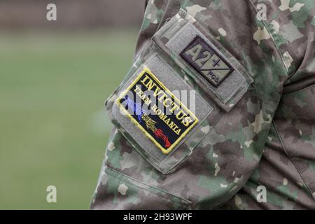 Bucarest, Romania - 3 dicembre 2021: Dettagli con un distintivo Invictus Team Romania sulla divisa di un soldato militare rumeno. Il tipo di sangue è anche m Foto Stock