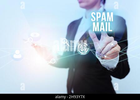 Firma di scrittura a mano Spam Mail. Parola per la pubblicità intrusiva messaggi inappropriati inviati su Internet Donna in Suit Holding Tablet mostrando Foto Stock