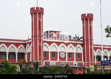 immagine del cancello anteriore della stazione ferroviaria di delhi Foto Stock