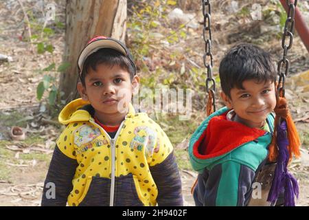 poveri indiani bambini sorridenti immagini Foto Stock