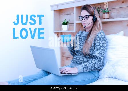 Scrittura visualizzazione testo solo Amore. Vetrina aziendale essere fisicamente interessati a qualcuno un attaccamento emotivo studente imparare nuove cose on-line Foto Stock