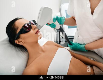 Rimozione dei peli sulle labbra. Donna durante una procedura di rimozione dei capelli del laser e la rimozione dei baffi femminili Foto Stock