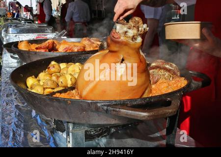 Cibo di strada - stinco di maiale brasato con patate e cavolo Foto Stock