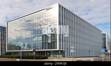 VILNIUS, LITUANIA - 16 OTTOBRE 2021: Nuovo ufficio moderno della banca danese nella capitale del Baltico. La Banca è stata fondata il 5 ottobre 1871. Ora con più di 6 Foto Stock
