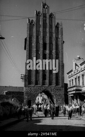 Goleniów, 1947-07. Sztafeta pod has³em - Szlakiem i Armii Wojska Polskiego, towarzysz¹ca obchodom Œwiêta Morza (Dni Morza). NZ. ¿o³nierze i cwile maszeruj¹ ulicami miasta. po/gr PAP Dok³adny dzieñ wydarzenia nieustalony. Goleniow, luglio 1947. Un relay sotto lo slogan: Seguendo il percorso del 1 esercito polacco che accompagnano i giorni del mare. Nella foto: Soldati e civili che marciavano in tutta la città. po/gr PAP Foto Stock