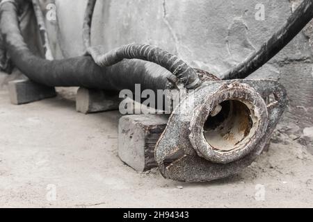 Vecchia tubazione per lo scarico e il riempimento di serbatoi, tubazione della pompa in un impianto industriale. Foto Stock