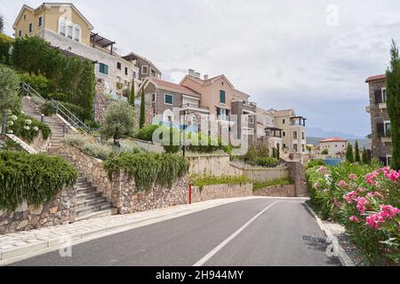 Tranquillo quartiere moderno con case carine nella città europea. Foto Stock