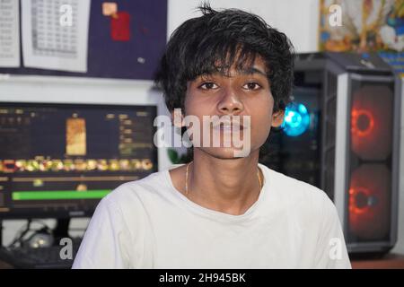 ragazzo con pc giovane Foto Stock