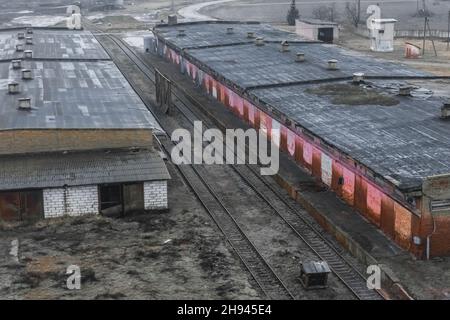 Vecchio magazzino industriale abbandonato architettura per lo stoccaggio di fertilizzanti chimici impianto. Foto Stock