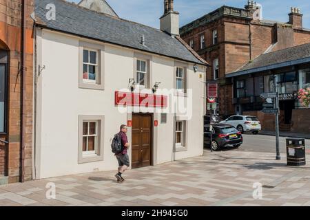 Dumfries, Scozia - 24 luglio 2021: The Coach and Horses Inn on the White Sands a Dumfries, Scozia, in estate Foto Stock