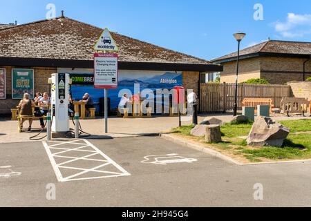 Abington, Scozia - 25 luglio 2021: Area di ricarica di veicoli elettrici presso Welcome Break Abington Services, Scozia Foto Stock