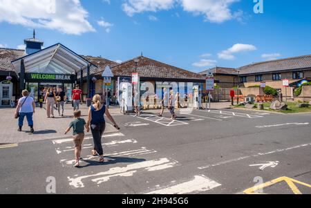 Abington, Scozia - 25 luglio 2021: Persone che entrano nella pausa di benvenuto all'Abington Services in Scozia, durante l'estate Foto Stock