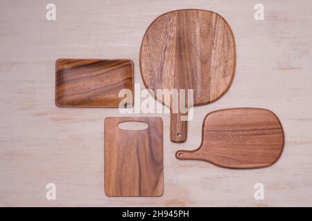Concetto di progettazione mockup arious stoviglie utensili sul tavolo. Foto Stock