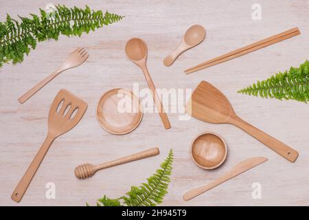 Pila di legno utensili da cucina fotografata da sopra Foto Stock