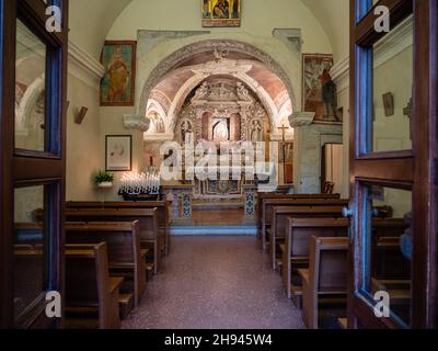 Sant’Anna della Rocca o della porta a Sirmione, interno e altare italiano Foto Stock