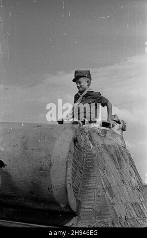 Polska, 1947-07. Harcerz przy wraku niemieckiego czo³gu typu Pantera w okolicach Warszawy. po/ms PAP Dok³adny dzieñ wydarzenia nieustalony. Polonia, luglio 1947. Scout a un naufragio di un carro armato tedesco T-5 Panther vicino a Varsavia. po/ms PAP Foto Stock