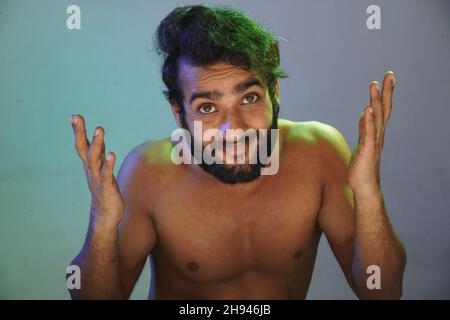 giovane uomo viso felice senza panni da studio Foto Stock