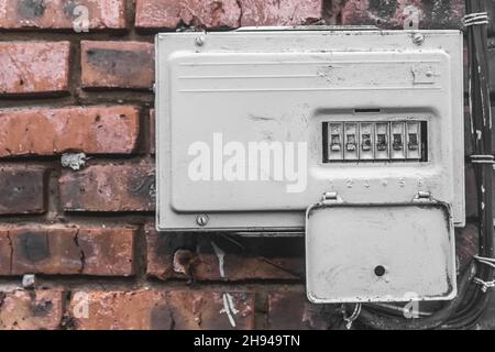 Il vecchio quadro elettrico rotto o la scatola del cassetto sulla parete. Controllo della potenza industriale abbandonata. Foto Stock