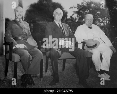 CAIRO, EGITTO - 25 novembre 1943 - il presidente degli Stati Uniti Franklin D Roosevelt, il leader cinese Chiang Kai-shek e il primo ministro britannico Winston Churchill a CA Foto Stock