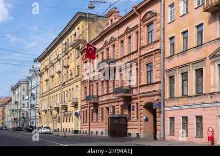 ST. PETERSBURG, RUSSIA - 22 AGOSTO 2020: Costruzione del Consolato Generale della Repubblica di Turchia in via Sovetskaya 7 in un giorno di agosto soleggiato Foto Stock