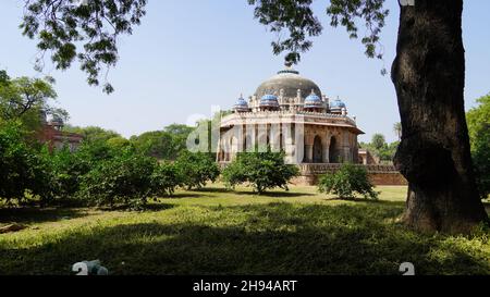 Tomba di Isa Khan tomba conosciuta per il suo giardino affondato è stato costruito per un nobile nel complesso della tomba di Humayun. Foto Stock