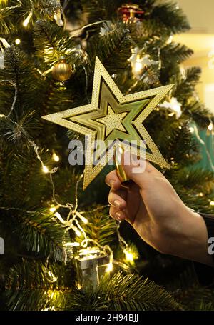 Albero di Natale con decorazioni vicino. Vacanze invernali e concetto di persone. Foto Stock