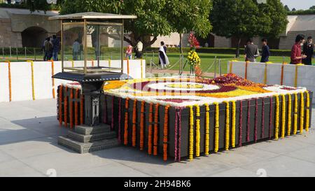 la tomba di gandhi lapide in rajghat, delhi, india Foto Stock