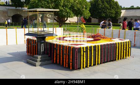 la tomba di gandhi lapide in rajghat, delhi, india Foto Stock