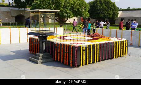 la tomba di gandhi lapide in rajghat, delhi, india Foto Stock