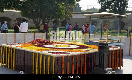 la tomba di gandhi lapide in rajghat, delhi, india Foto Stock