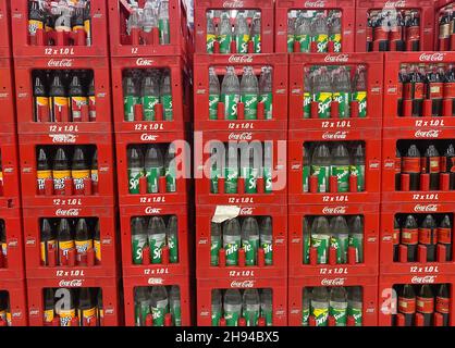 Viersen, Germania - 1° maggio. 2021: Vista sul muro molte diverse cassette per bibite al coca cola impilate nel negozio tedesco Foto Stock