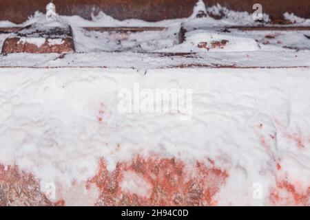 Concime chimico bianco residui di nitrato di ammonio dopo lo scarico in impianti industriali. Foto Stock
