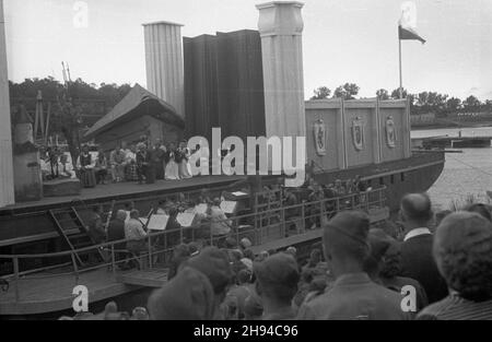 Modlin, 1947-07. Teatr na Wiœle - zespó³ studentów, aktorów i cz³onków Filharmonii Krakowskiej, p³yn¹cy po Wiœle na dwóch barkach ci¹gniêtych przez holownik. Zespó³ od 1 lipca w miastach i miejscowoœciach le¿¹cych na trasie od Krakowa do Gdañska prezentowa³ operê Stanis³awa Moniuszki - Flis i balet - Wesele Krakowskie. NZ. wystêp zespo³u teatralnego. wb/gr PAP Dok³adny dzieñ wydarzenia nieustalony. Polonia, luglio 1947. Teatro sul fiume Vistula - un gruppo di studenti, attori, membri della Filarmonica di Cracovia, viaggiando lungo il fiume in due chiatte trainate da un rimorchiatore. Dal 1 Luglio il Foto Stock