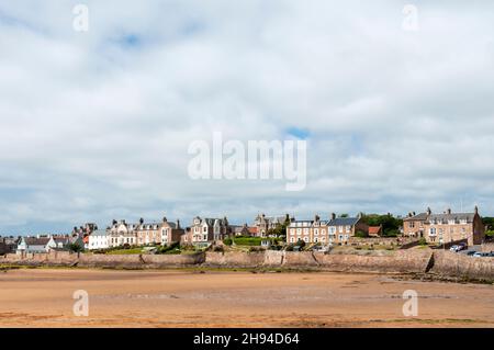 Case dietro la spiaggia a Elie e Earlsferry nel Neuk orientale di Fife, Scozia. Foto Stock
