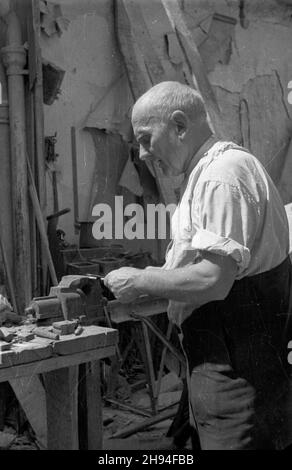 Warszawa, 1947-07. NZ. œlusarz prowadz¹cy swój warsztat w ruinach stolicy. bk/ak PAP/Stanis³aw D¹browiecki Varsavia, luglio 1947. Un fabbro al lavoro nelle rovine di Varsavia. bk/ak PAP/Stanislaw Dabrowiecki Foto Stock