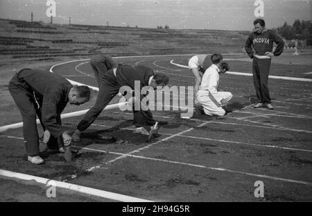 Warszawa, 1947-07. Zawody sportowe na stadionie Wojskowego Klubu Sportowego Legia. NZ. obs³uga techiczna przygotowuje bie¿niê. bk/mgs PAP Dok³adny dzieñ wydarzenia nieustalony. Varsavia, luglio 1947. Concorso sportivo allo stadio Legia Military Sports Club. In figura: Preparazione della traccia. bk/mgs PAP Foto Stock