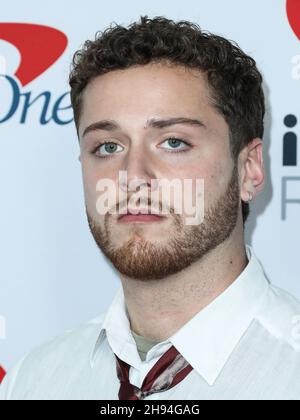 INGLEWOOD, LOS ANGELES, CALIFORNIA, USA - DICEMBRE 03: Bazzi arriva a iHeartradio 102.7 KIIS FM's Jingle Ball 2021 presentato da Capital One tenuto al Forum il 3 Dicembre 2021 a Inglewood, Los Angeles, California, USA. (Foto di Xavier Collin/Image Press Agency) Foto Stock