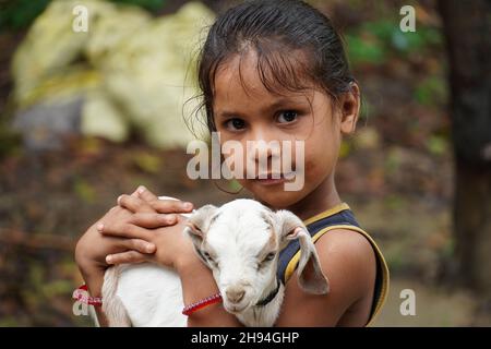 Una ragazza carina che ha tenuto la capra nel dock Foto Stock