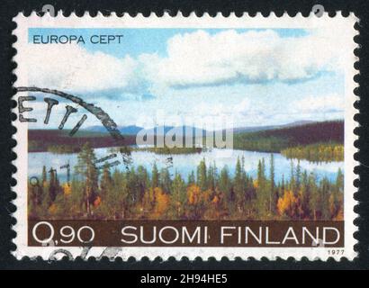 FINLANDIA - CIRCA 1977: Francobollo stampato dalla Finlandia, mostra paesaggio d'autunno, Finlandia settentrionale, circa 1977 Foto Stock
