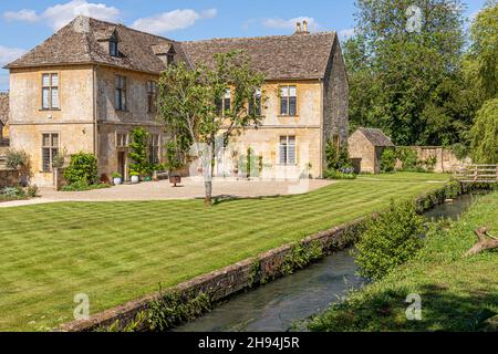 17 ° secolo Cassey Compton House nella valle del infante River Coln, vicino a Withington, Gloucestershire Regno Unito Foto Stock