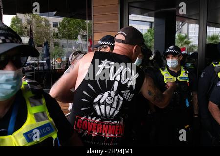 Melbourne, Australia, 4 dicembre 2021. Un manifestante si confronta con la polizia in quanto bloccano l'accesso agli ufficiali della ABC Southbank durante l'ultima marcia 'Repeal the Bill' di migliaia di manifestanti dalla casa del parlamento alla stazione di Flinders Street per tenere l'incrocio. I manifestanti marciarono negli uffici dell'ABC e della casa del governo. Credit: Michael Currie/Speed Media/Alamy Live News Foto Stock