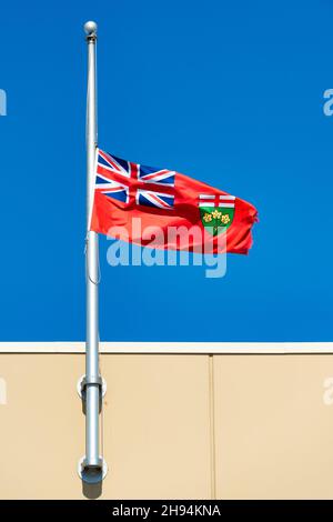 Bandiera della provincia dell'Ontario che vola a metà albero in un cielo blu.Nov. 22, 2021 Foto Stock