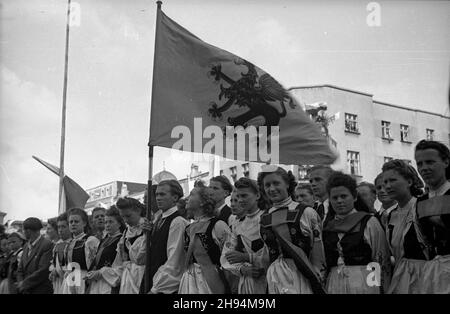 Kartuzy, 1947-07-06. Rynek w Kartuzach. Uroczystoœæ przekazania Kartuskiemu Pu³kowi Piechoty sztandaru ufundowanego przez mieszkañców miasta. NZ. Mieszkanki Kartuz w kaszubskich strojach ludowych. bk/ak PAP Kartuzy, Marketplace, 6 luglio 1947. Cerimonia di spedizione di una bandiera finanziata dagli abitanti della città per fanteria reggimento di Kartuzy. Nella foto: Residenti in città nei costumi tradizionali di Kaszuby. bk/ak PAP Foto Stock